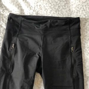 Lulu lemon size 6 Capri leggings. 2 zipper pockets